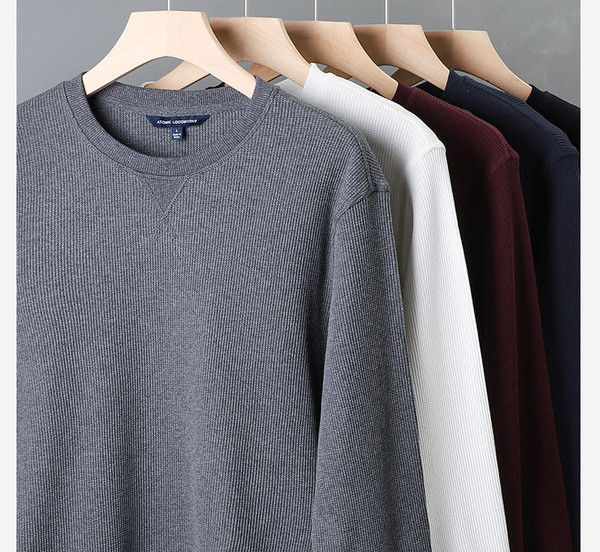 Švaraus modelio vyriška palaidinė su ovalia iškirpte