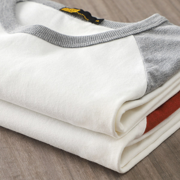 Széles férfi póló színes ujjakkal