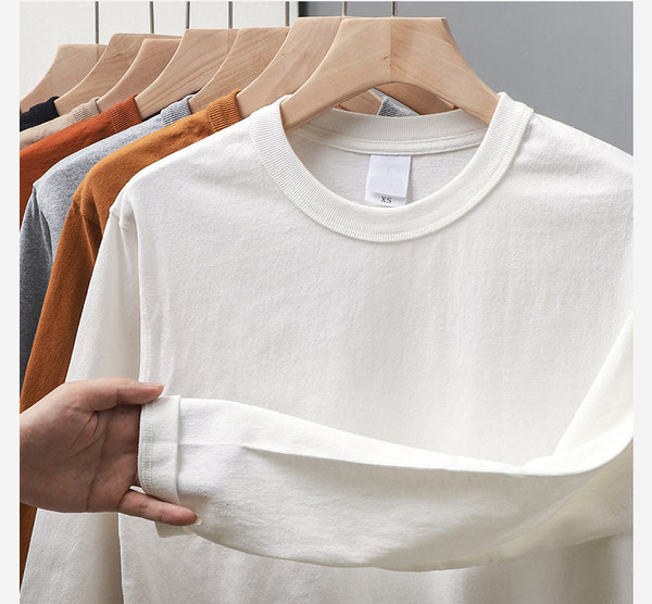 Švaraus modelio vyriška palaidinė ovalia iškirpte ir ilgomis rankovėmis