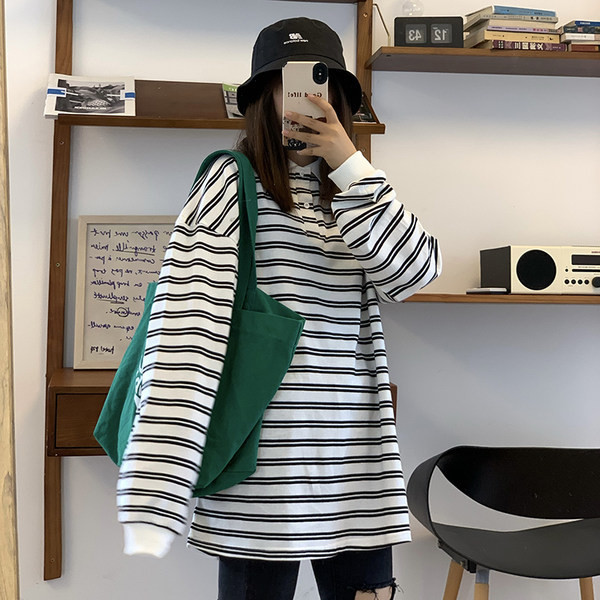 Uniszex csíkos blúz hosszú ujjal és klasszikus gallérral