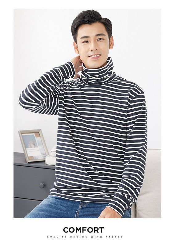 Bluză bărbătească în dungi cu guler polo înalt