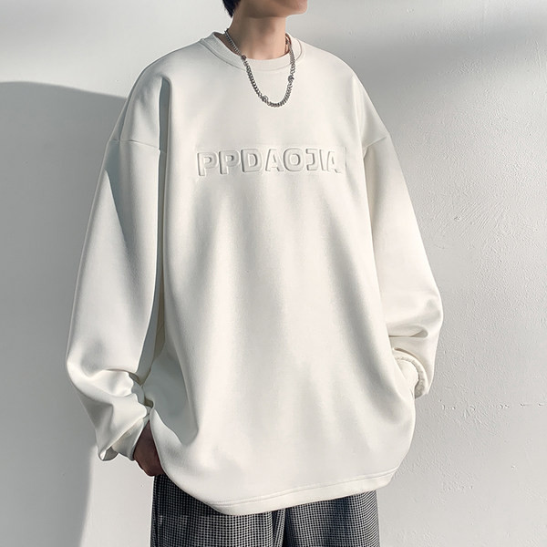 Modern férfi blúz ovális nyakkivágással és hímzett felirattal