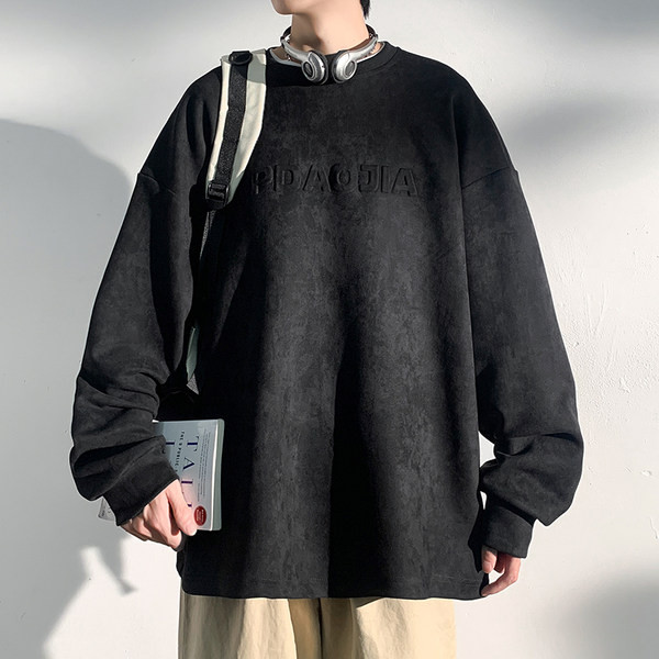 Modern férfi blúz ovális nyakkivágással és hímzett felirattal