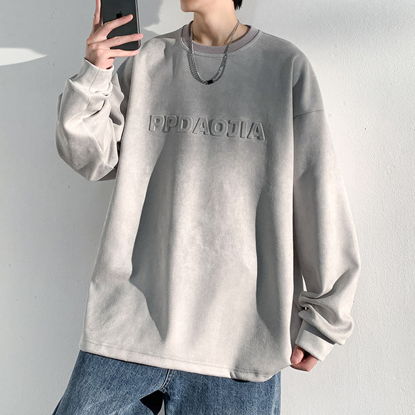 Modern férfi blúz ovális nyakkivágással és hímzett felirattal