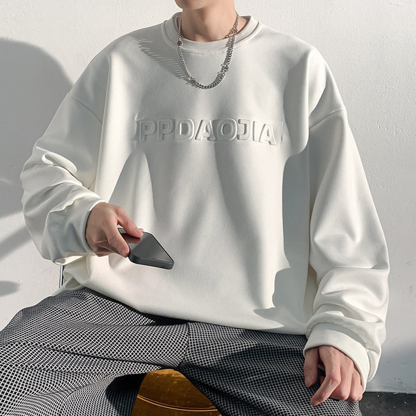 Modern férfi blúz ovális nyakkivágással és hímzett felirattal