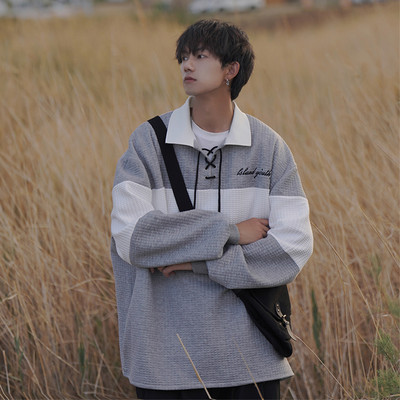 Vyriška palaidinė su klasikine apykakle, siuvinėtomis raidėmis ir raišteliais