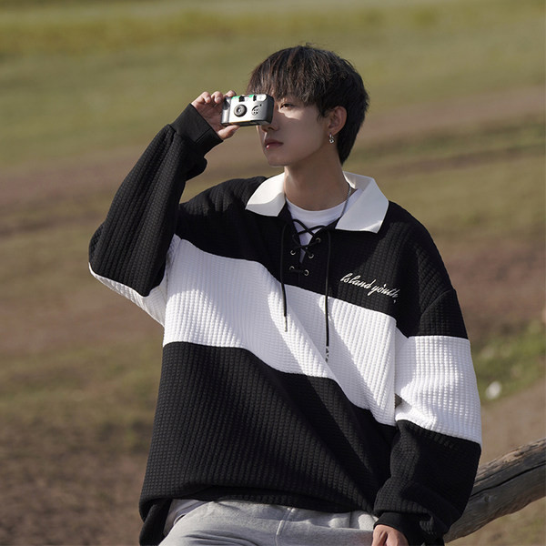 Vyriška palaidinė su klasikine apykakle, siuvinėtomis raidėmis ir raišteliais