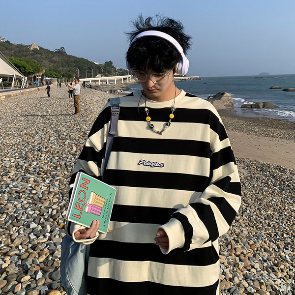 Vyriška dryžuota palaidinė su ovalia iškirpte