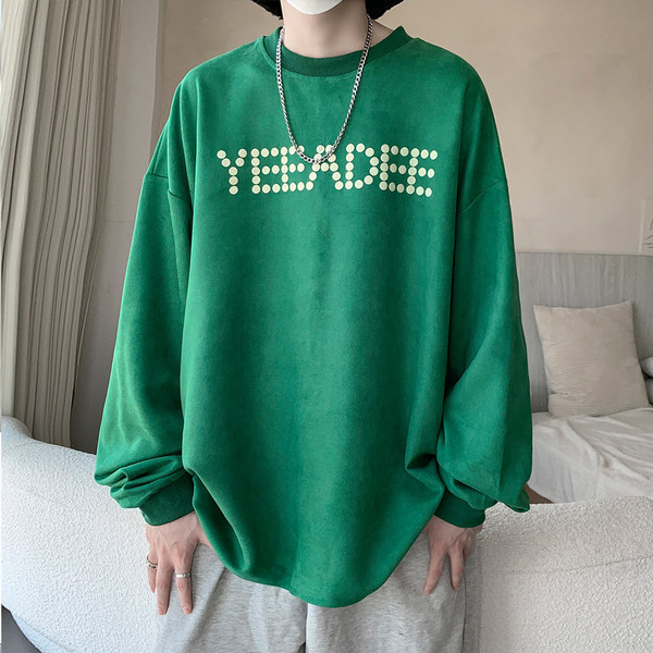 Plataus modelio vyriška palaidinė su spausdintu užrašu