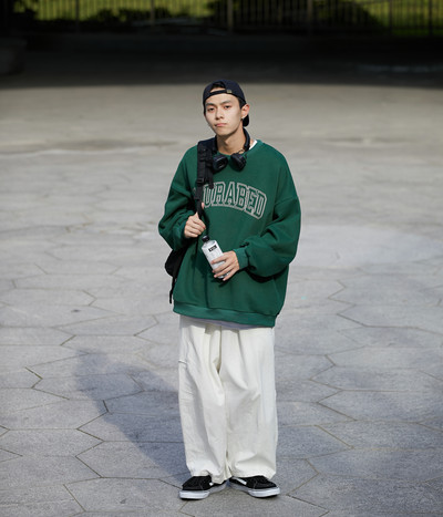 Vyriška laisvalaikio palaidinė su užrašu – platus modelis