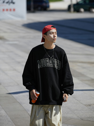 Vyriška laisvalaikio palaidinė su užrašu – platus modelis