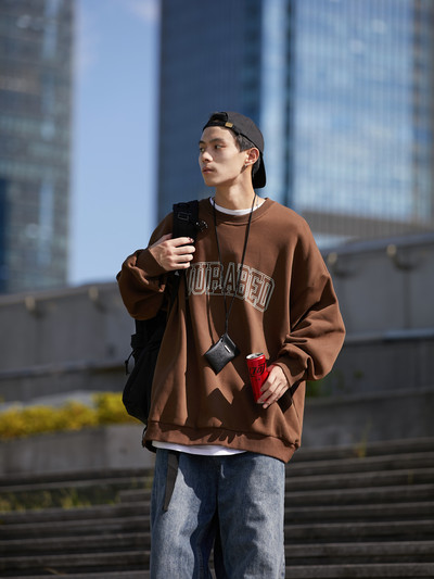 Vyriška laisvalaikio palaidinė su užrašu – platus modelis