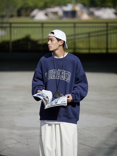 Vyriška laisvalaikio palaidinė su užrašu – platus modelis