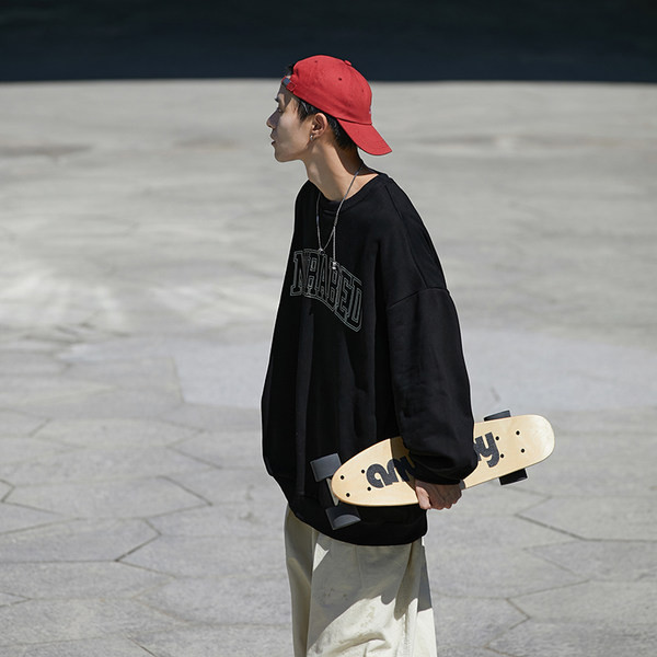 Vyriška laisvalaikio palaidinė su užrašu – platus modelis