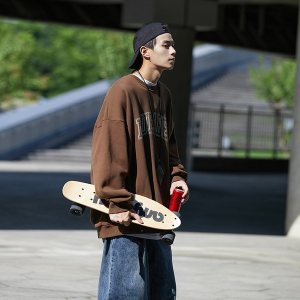 Vyriška laisvalaikio palaidinė su užrašu – platus modelis