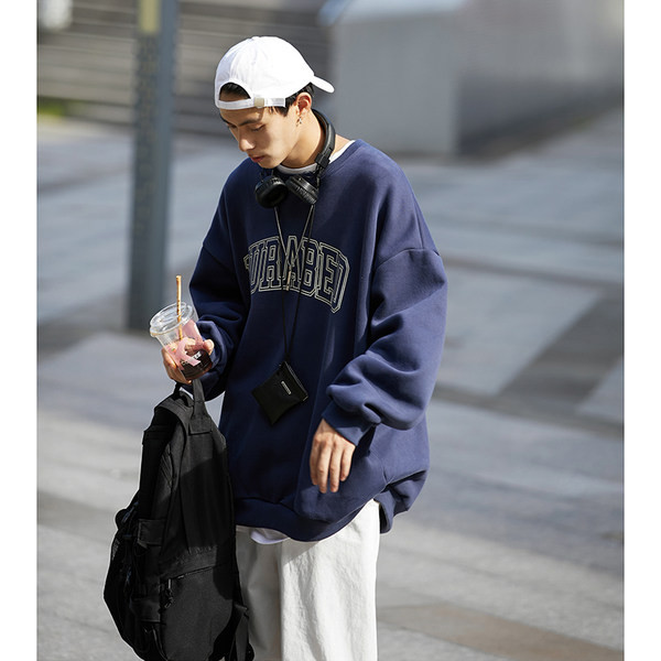 Vyriška laisvalaikio palaidinė su užrašu – platus modelis