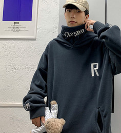 Bluză bărbătească cu glugă cu guler înalt