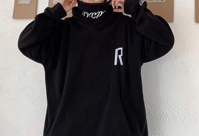 Bluză bărbătească cu glugă cu guler înalt