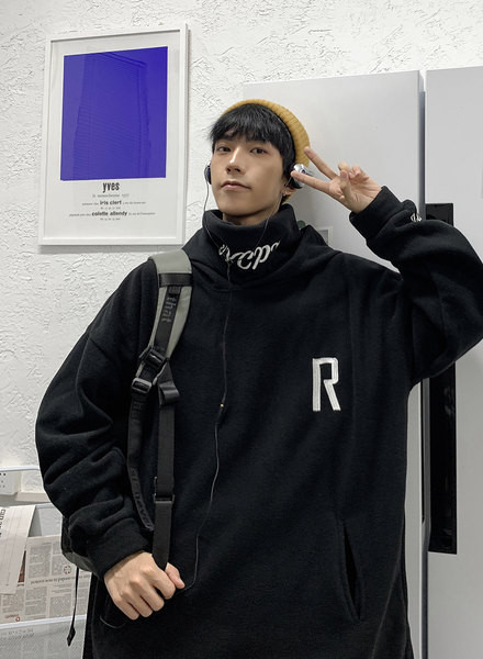 Bluză bărbătească cu glugă cu guler înalt