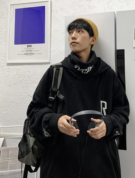 Bluză bărbătească cu glugă cu guler înalt