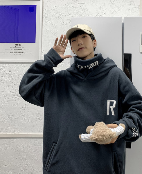 Bluză bărbătească cu glugă cu guler înalt