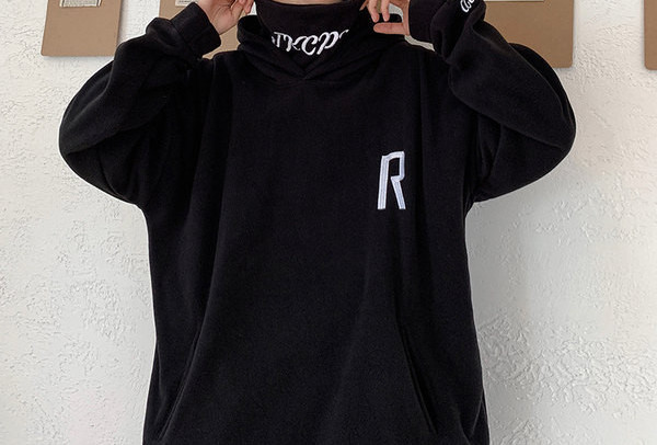 Bluză bărbătească cu glugă cu guler înalt