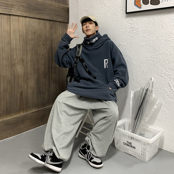 Bluză bărbătească cu glugă cu guler înalt