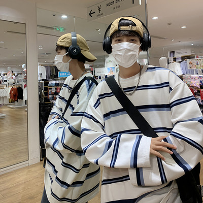 Széles modell csíkos blúz ovális nyakkivágással és hosszú ujjakkal