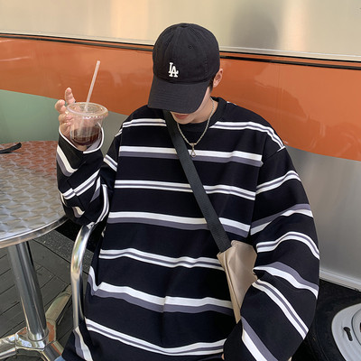 Széles modell csíkos blúz ovális nyakkivágással és hosszú ujjakkal