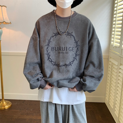 Bluza barbateasca decolteu oval cu imprimeu