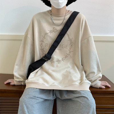 Bluza barbateasca decolteu oval cu imprimeu