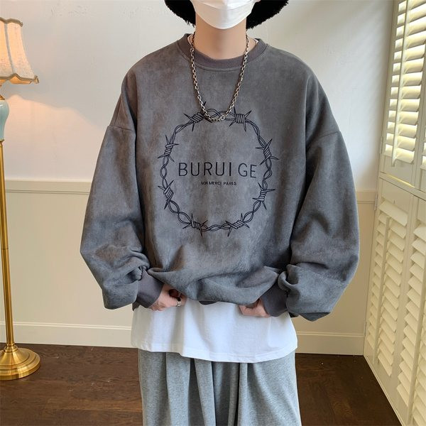 Bluza barbateasca decolteu oval cu imprimeu