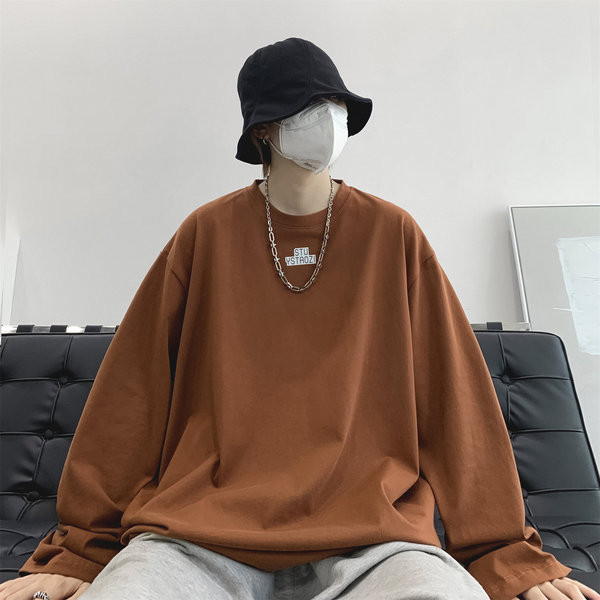 Plataus modelio vyriška palaidinė su O formos iškirpte ir užrašu