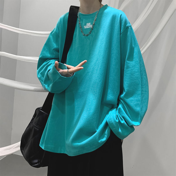 Plataus modelio vyriška palaidinė su O formos iškirpte ir užrašu