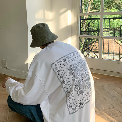 Széles mintás póló nyomtatással