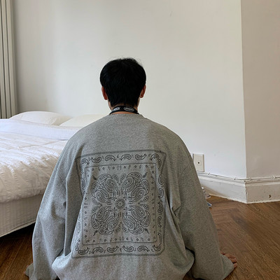 Széles mintás póló nyomtatással