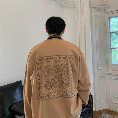 Széles mintás póló nyomtatással