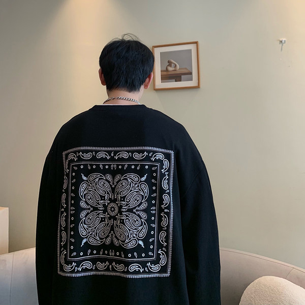 Széles mintás póló nyomtatással