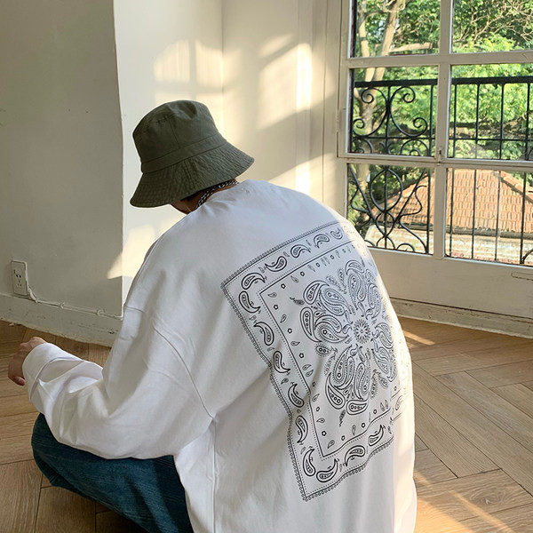 Széles mintás póló nyomtatással