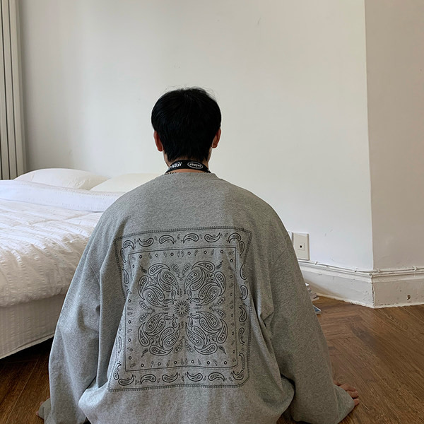 Széles mintás póló nyomtatással