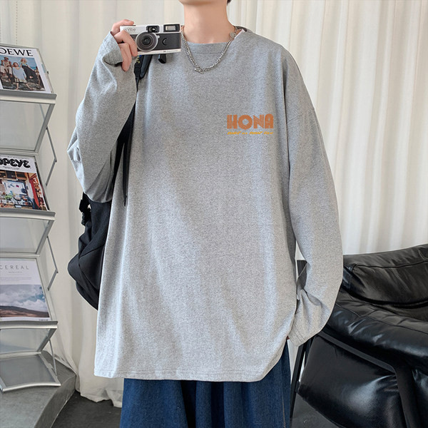 Plataus modelio vyriška palaidinė su užrašu ir apvalia iškirpte