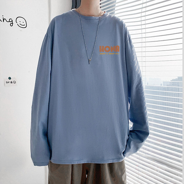 Plataus modelio vyriška palaidinė su užrašu ir apvalia iškirpte