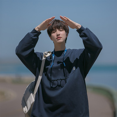 Bluza de barbati model nou cu decolteu oval si buzunar