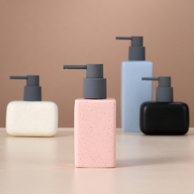 Novodošli set kupaonskog pribora, keramički držač za dezinfekciju ruku, boce, dozator tekućeg sapuna, boce za hotele