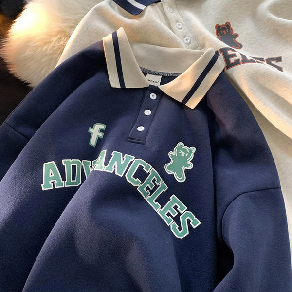 Blúz gallérral és felirattal