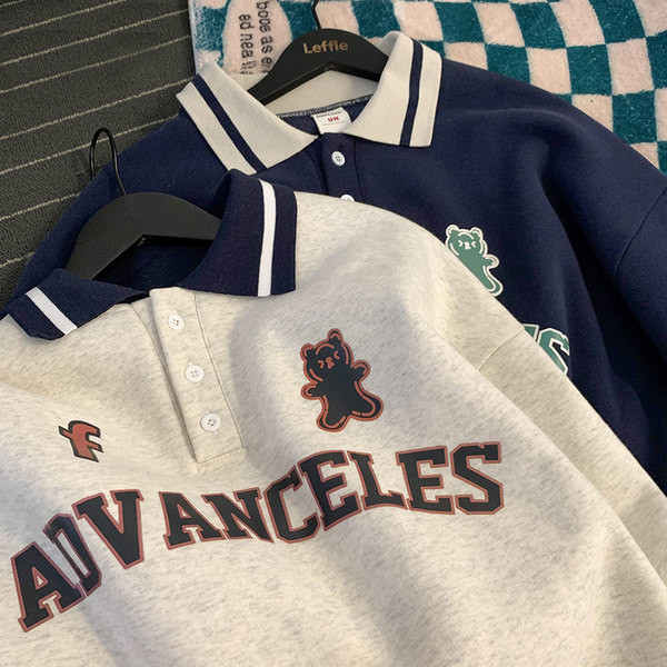 Blúz gallérral és felirattal