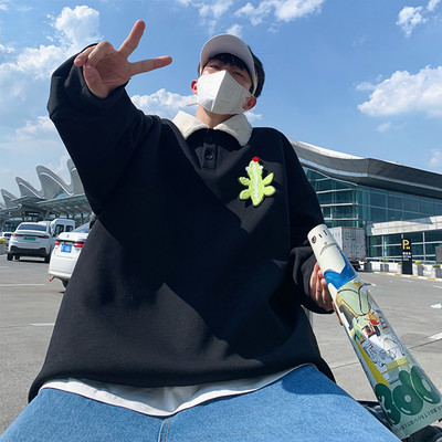 Széles férfi blúz gallérral és gombokkal