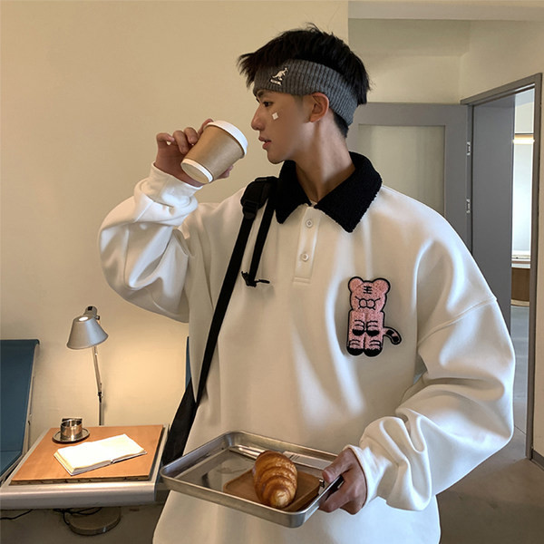 Széles férfi blúz gallérral és gombokkal