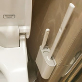 Ant sienos pakabinamas TPR tualeto šepetys su laikiklio rinkiniu silikoniniais šereliais, skirtas vonios grindų valymui