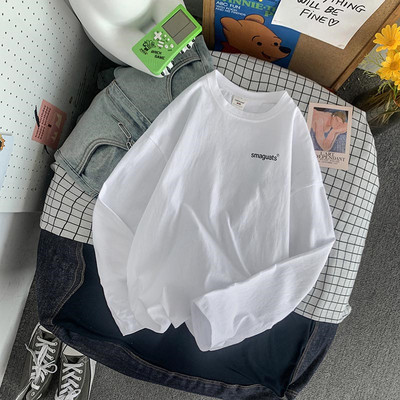 Vyriškos palaidinės švarus modelis su užrašu ir ilgomis rankovėmis